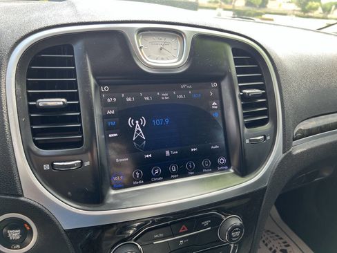 Used 2018 Chrysler 300 Limited image 30