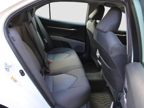 Used 2018 Toyota Camry LE image 12