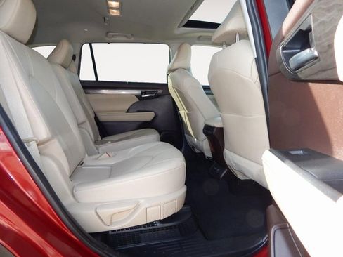 Used 2021 Toyota Highlander Limited image 14