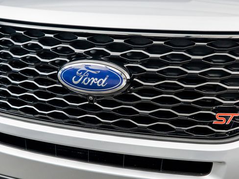 Used 2022 Ford Explorer ST w/ Equipment Group 401A image 4