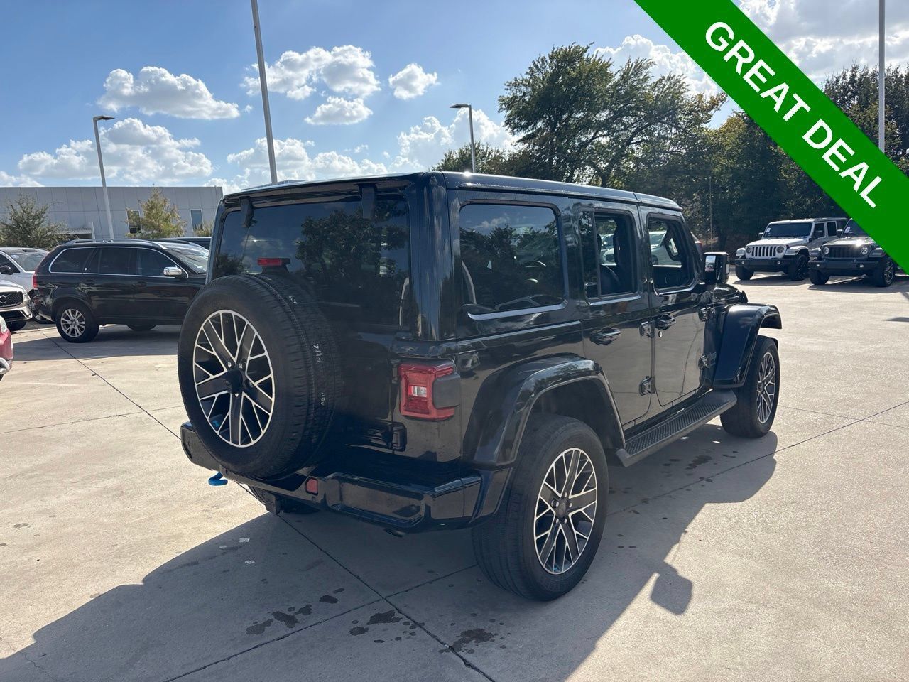 Used 2023 Jeep Wrangler Unlimited Sahara AWD/4WD image 5