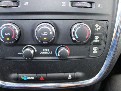 Used 2017 Dodge Grand Caravan SE FWD image 18