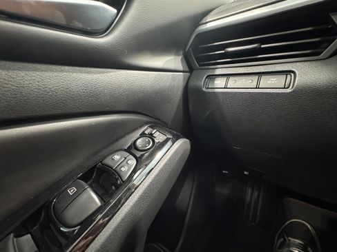 Used 2025 Nissan Altima 2.5 SR AWD/4WD image 9