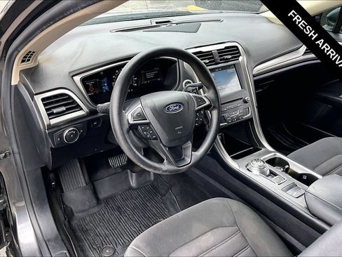 Used 2018 Ford Fusion SE w/ Fusion SE Technology Package FWD image 5