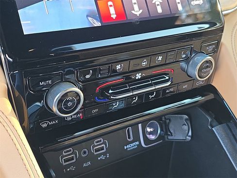 New 2025 Jeep Grand Cherokee Summit image 25