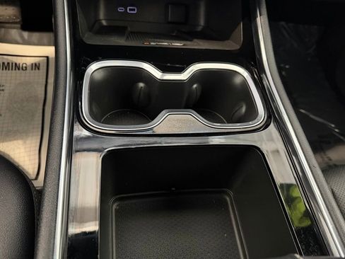 Used 2025 Chevrolet Traverse LT image 16