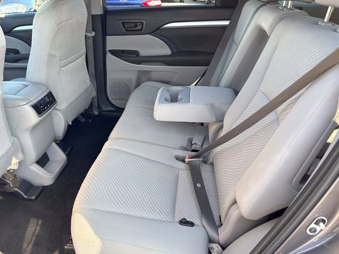 Used 2019 Toyota Highlander LE AWD/4WD image 37