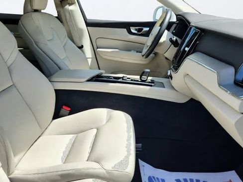 Used 2023 Volvo XC60 B5 Plus FWD image 24