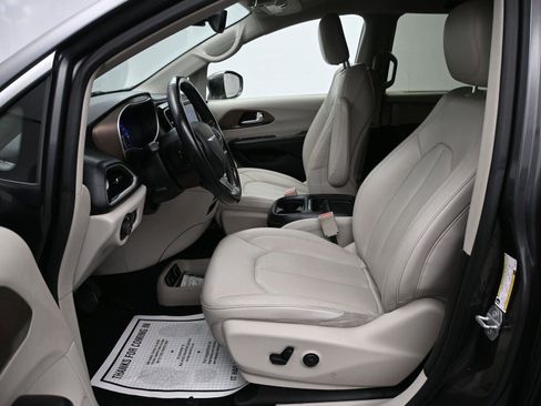 Used 2019 Chrysler Pacifica Touring-L image 6