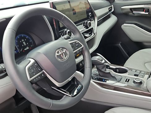 Used 2026 Toyota Highlander Limited AWD/4WD image 10