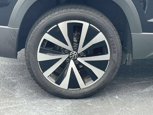 Certified 2024 Volkswagen Taos SE FWD image 9