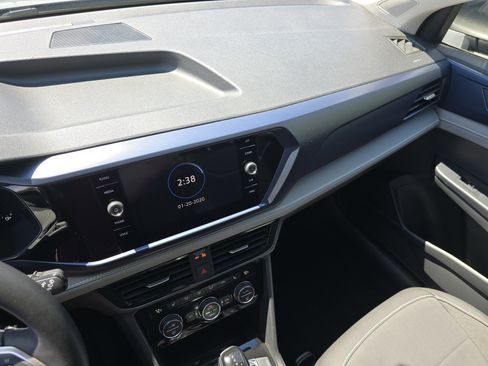 Used 2024 Volkswagen Taos SE w/ Panoramic Sunroof Package FWD image 29
