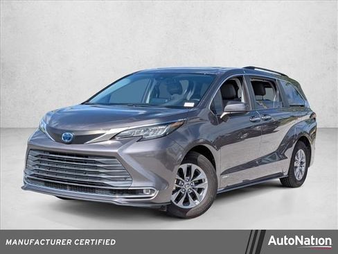 Used 2021 Toyota Sienna XLE image 1