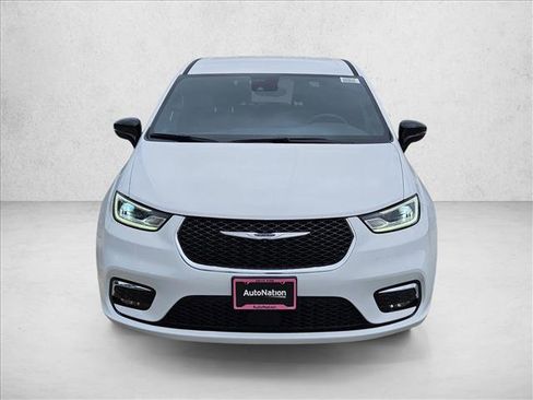 New 2025 Chrysler Pacifica Select image 2