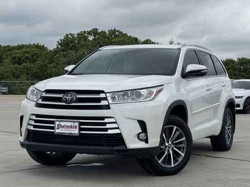 Used 2018 Toyota Highlander XLE FWD image 2