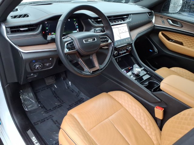 Used 2023 Jeep Grand Cherokee Summit w/ Advanced Protech Group IV AWD/4WD image 3