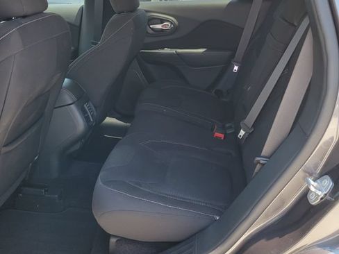 Used 2016 Jeep Cherokee Latitude AWD/4WD image 11