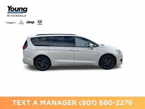 Used 2019 Chrysler Pacifica Touring-L FWD image 6