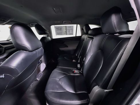 Used 2022 Toyota Highlander L FWD image 28