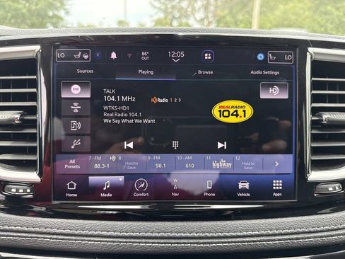 Used 2023 Chrysler Pacifica Limited FWD image 32