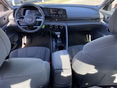 Used 2025 Hyundai Elantra SE image 9