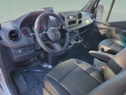 Used 2025 Mercedes-Benz Sprinter 2500 image 18