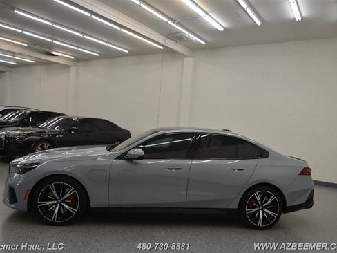 Used 2025 BMW 550e xDrive w/ Premium Package AWD/4WD image 5