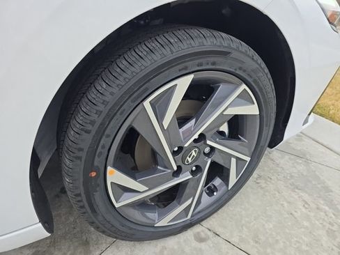 New 2025 Hyundai Elantra Limited image 38