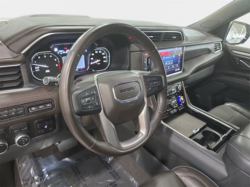 Used 2021 GMC Yukon Denali w/ Denali Premium Package image 16