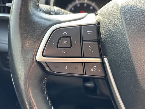 Used 2024 Toyota Highlander XLE AWD/4WD image 18