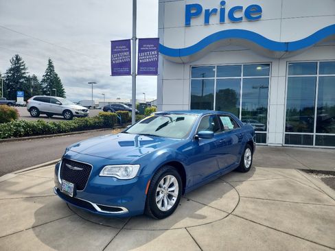 Used 2020 Chrysler 300 Touring image 1