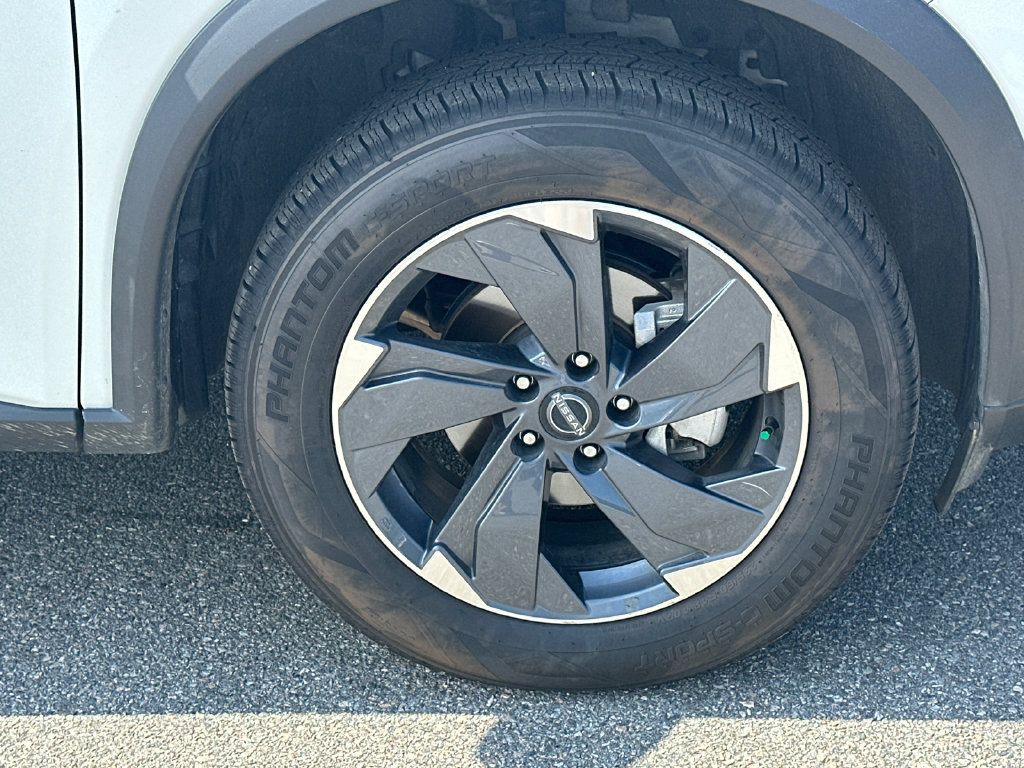Used 2025 Nissan Rogue SV FWD image 12
