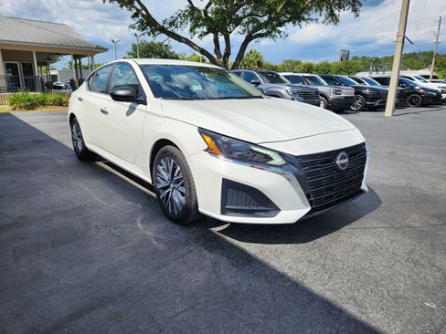Used 2025 Nissan Altima 2.5 SV FWD image 6