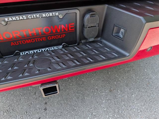 Used 2020 Nissan Titan SV w/ SV Convenience Package AWD/4WD image 19