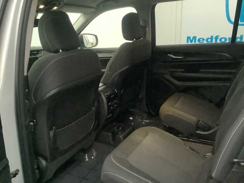 Used 2023 Jeep Grand Cherokee L Laredo image 12