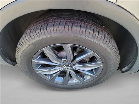Used 2022 Volkswagen Tiguan SE AWD/4WD image 11