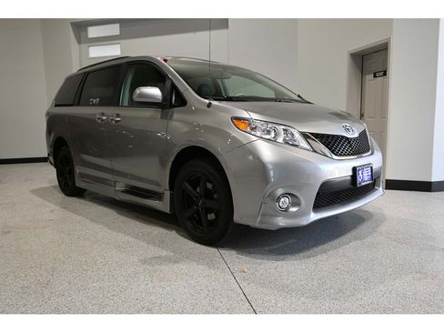 Used 2013 Toyota Sienna SE FWD image 3