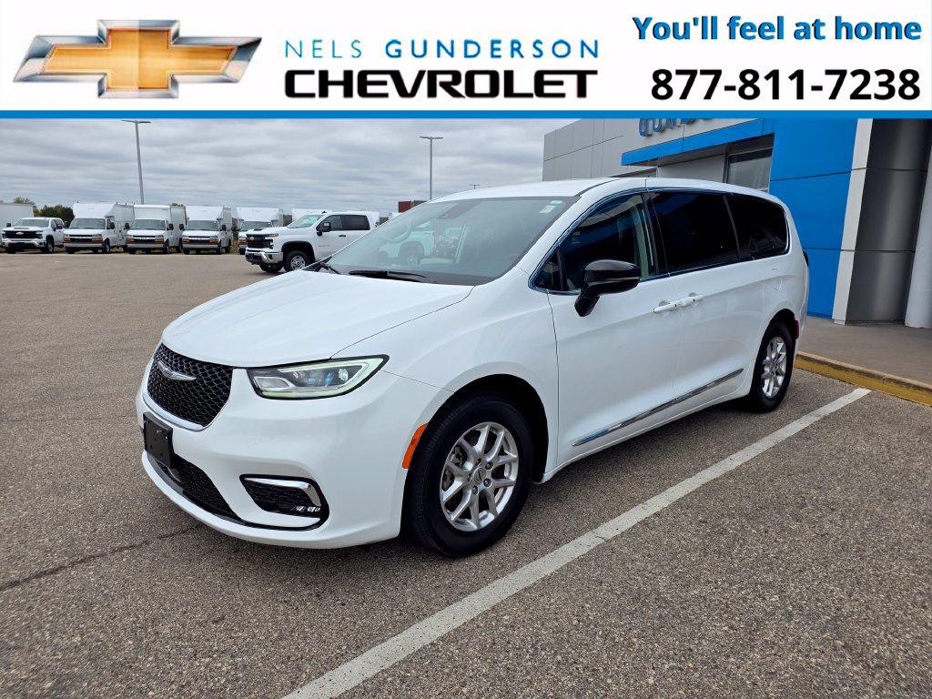 Used 2024 Chrysler Pacifica Touring-L FWD image 3