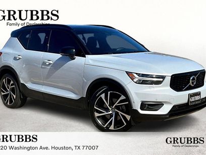 Used 2022 Volvo XC40 T5 R-Design w/ Advanced Package
