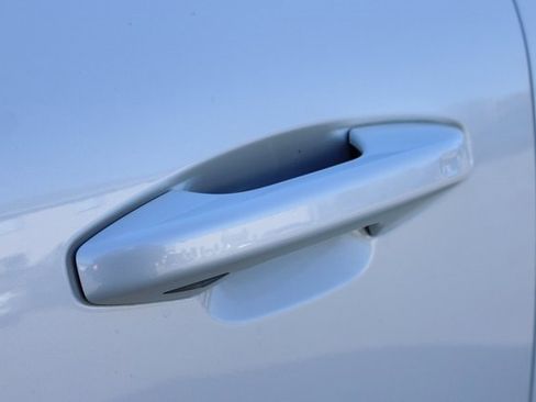 Used 2025 Volvo XC40 B5 Plus image 9