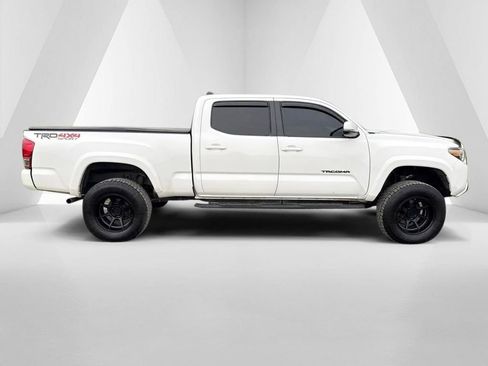 Used 2017 Toyota Tacoma TRD Sport AWD/4WD image 8