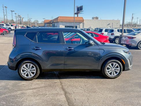 Used 2025 Kia Soul LX FWD image 3