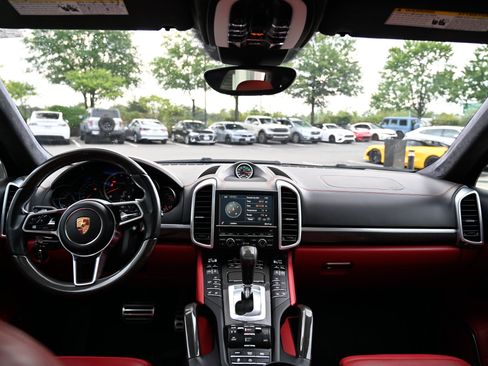 Used 2016 Porsche Cayenne Turbo S AWD/4WD image 46
