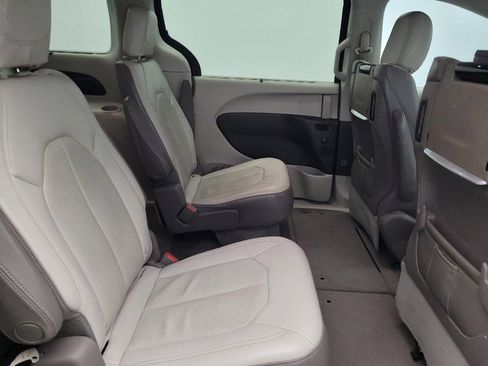 Used 2017 Chrysler Pacifica Touring-L Plus image 19