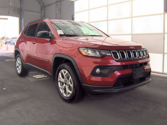 Used 2025 Jeep Compass Latitude w/ Sun & Sound Group AWD/4WD image 3
