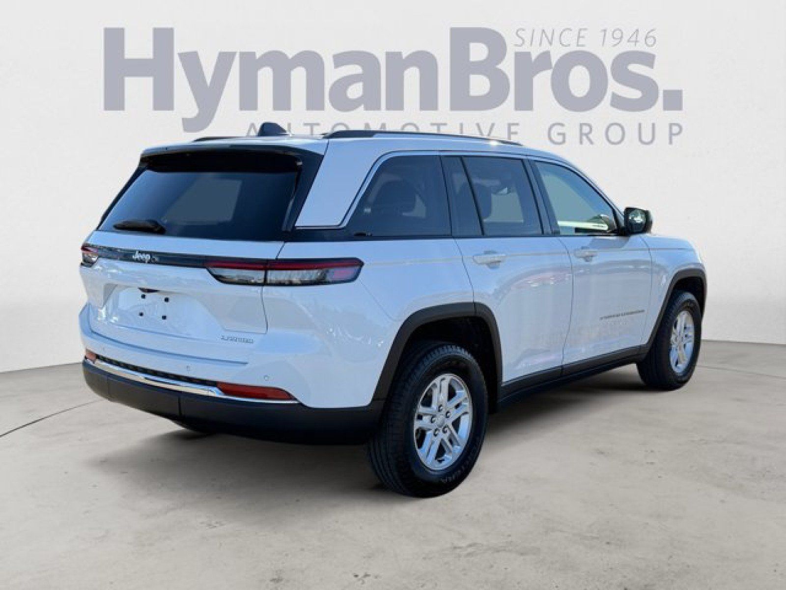 Used 2023 Jeep Grand Cherokee Laredo w/ Luxury Tech Group I RWD image 3