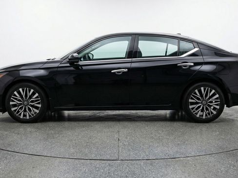 Used 2025 Nissan Altima 2.5 SV FWD image 5