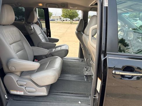 Used 2015 Toyota Sienna XLE w/ XLE Navigation Package FWD image 21
