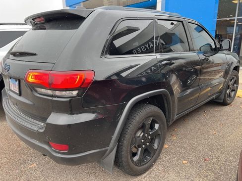 Used 2018 Jeep Grand Cherokee Laredo image 2