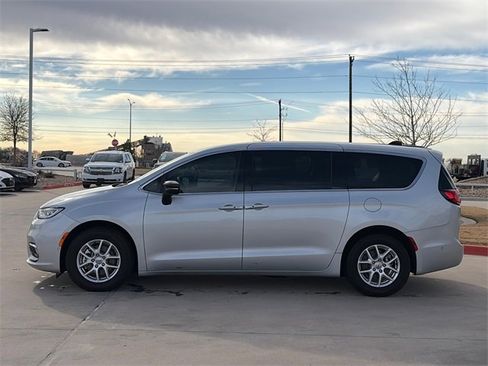 Used 2024 Chrysler Pacifica Touring-L image 6